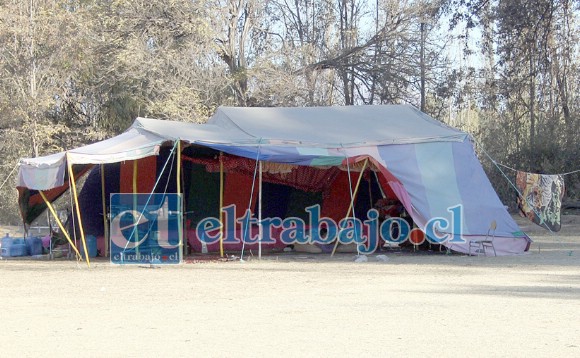 CARPA MUY DAÑADA.- Esta es una de las carpas de los gitanos, al momento de visitar Diario El Trabajo el lugar estaban pocos de ellos.