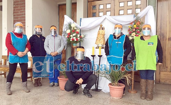 El distinguido, al centro, agachado, junto al equipo que coordina todos los días en el comedor solidario de Parroquia Andacollo.