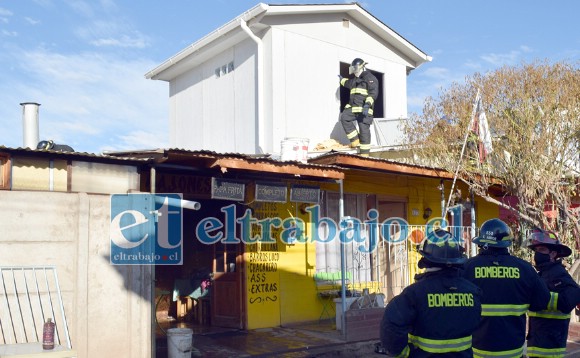 PUDO SER PEOR.- Finalmente los bomberos debieron revisar el entretecho para garantizar que no hay peligro.