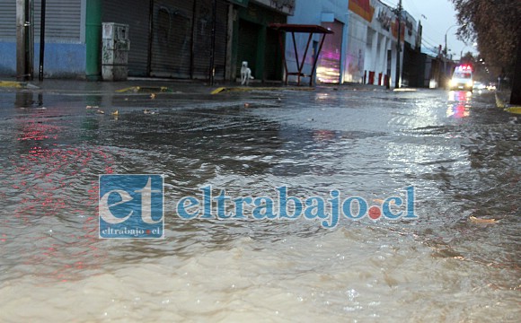 AVENIDA INUNDADA.- Hacía lucía Avenida Chacabuco frente a botillería Nueva Pacífico la tarde noche de este sábado.