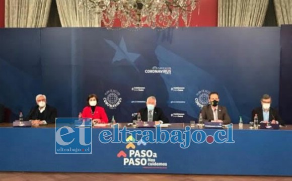 El Ministro de Salud, Enrique Paris, anunciando el paso a la transición junto a alcaldes de las comunas que pasan a este paso.