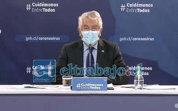 Doctor Enrique Paris, ministro de Salud durante su reporte diario.