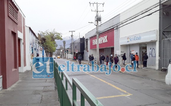 Así estaba la calle Santo Domingo ayer en la mañana, arteria por donde deben pasar los buses a Llay Llay, Catemu, Putaendo, etc.