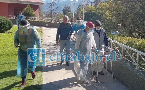 Tras cumplir con 28 días de cuarentena en la RET El Palomar de Panquehue, dos residentes del Eleam Padre Hurtado ubicado en la Provincia de Los Andes, fueron dados de alta y regresaron a su hogar de origen.