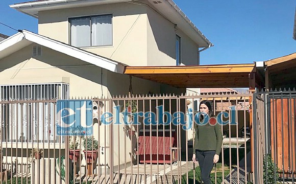 Nataly Cortez frente a su casa, sueño que se está derrumbando a causa de las termitas y de la empresa constructora que no les responde.