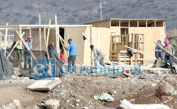 CONSTRUYENDO UN HOGAR.- Las cámaras de Diario El Trabajo registran el diario vivir de estas familias migrantes, quienes buscan una mejor vida construyendo en ‘arenas movedizas’.