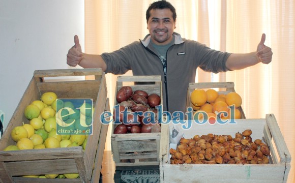 HOY GRATIS PARA TODOS.- Héctor muestra a Diario El Trabajo sólo una pequeña parte de las verduras y frutas donadas para este proyecto solidario.