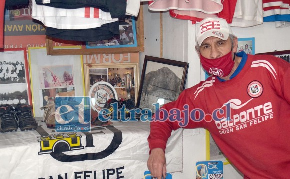 MILES DE RECUERDOS.- Aquí vemos al ‘Vitoko’ con su colección de zapatos de fútbol de exjugadores del Uní Uní, poleras y banderines.