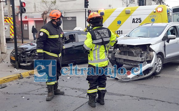 SAMU y Bomberos asistieron a las personas afectadas en el mismo lugar del accidente.