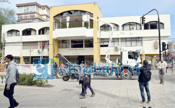 SERÁ REPARADO.- Las recientes manifestaciones dentro del marco del estallido social en nuestro país se vieron reflejadas también en actos de vandalismo contra el edificio consistorial en nuestra ciudad.