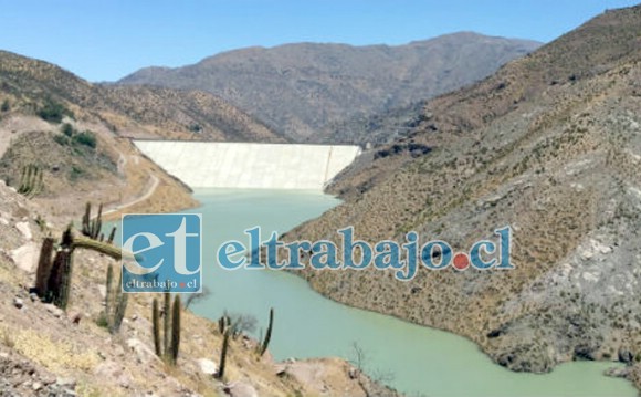 Por protocolo el embalse Chacrillas nunca debiera bajar de menos de 4 millones de metros cúbicos, cifra que está muy próxima a completarse en este minuto. (Foto archivo).