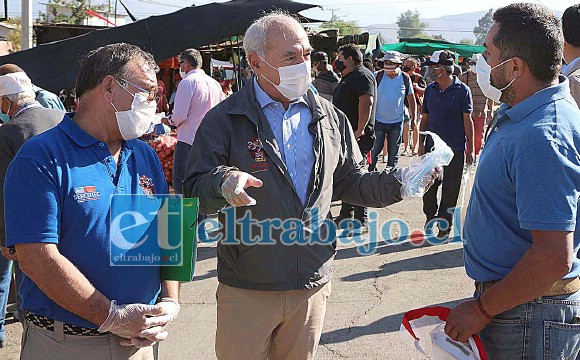 Acá vemos a las autoridades durante una visita en terreno a la feria Diego de Almagro en uno de los días que pudo funcionar durante la pandemia.