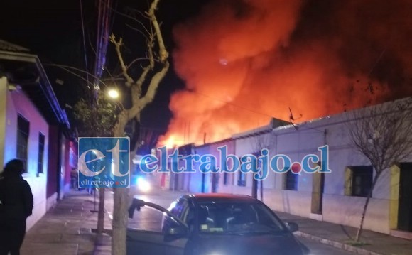 La impresionante imagen muestra las enormes llamas saliendo del local de la esquina de Prat con Navarro.