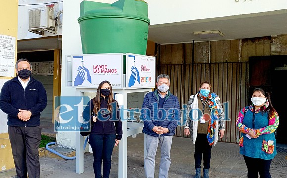 Representantes de la empresa Indumac hicieron entrega de dos lavamanos a la Municipalidad de San Felipe.