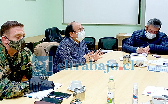 El delegado del jefe de la Defensa Nacional, comandante Patricio Ochoa, junto al gobernador Claudio Rodríguez y el alcalde (s) Jorge Jara durante la reunión en que se determinó intensificar el control de peatones.