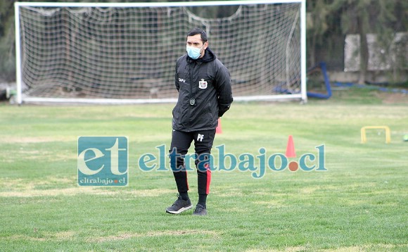 El preparador físico ejecutando su trabajo en el complejo deportivo.