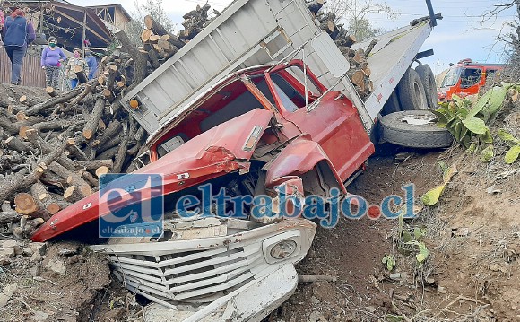 SIN FRENOS EN EL CERRO.- Así quedó el camión al borde de un barranco. El conductor se encuentra grave en el Hospital San Camilo.