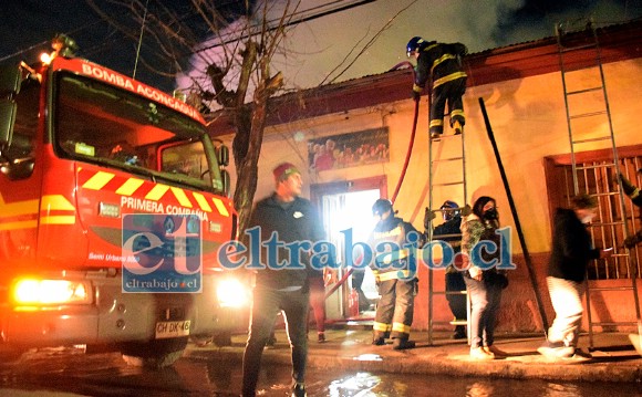 GRANDE BOMBEROS.- Las cámaras de Diario El Trabajo estuvieron en la escena, una vez más los bomberos impidieron una tragedia mayor.