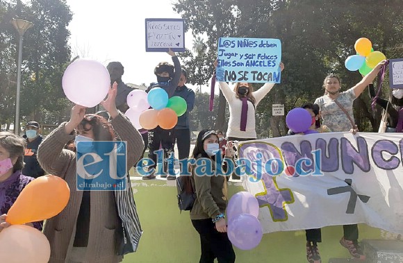 Madres, junto a pequeños también manifestándose por la medida.