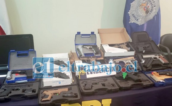 Un importante arsenal de armas fue incautado por la Policía de Investigaciones, deteniendo a cuatro personas por su participación en la banda criminal.