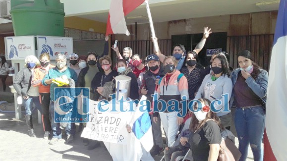 Los feriantes de bazar y paquetería en el frontis de la municipalidad de San Felipe.