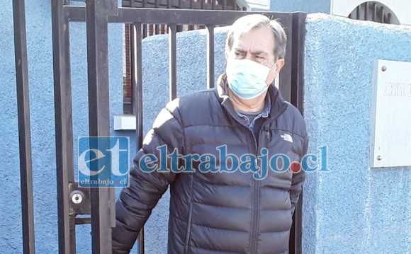 Concejal Beals saliendo del cuartel de la PDI después de realizar la denuncia.