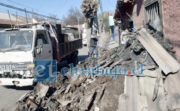 PÉRDIDAS TOTALES.- Los otros vecinos afectados sacaban escombros la mañana de este lunes en Abraham Ahumada, las pérdidas son totales.