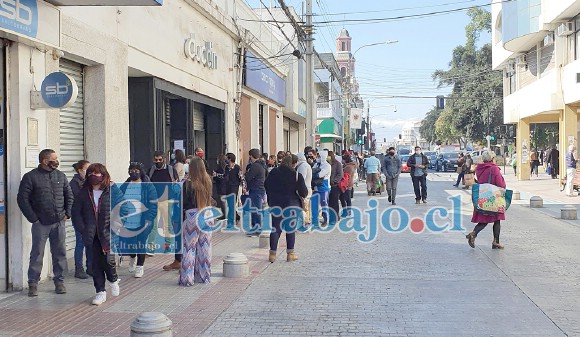 La aglomeración de personas en las calles del centro de la ciudad motivaron la determinación de cerrarlas al uso vehicular.