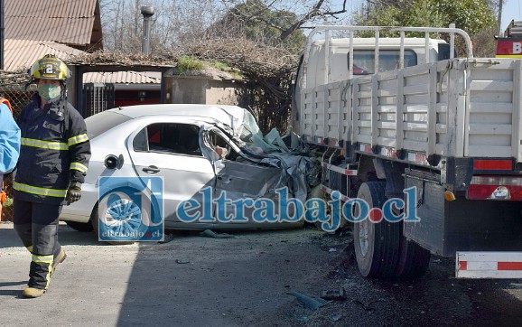 EN INVESTIGACIÓN.- Incrustado debajo del camión quedó el Volkswagen patente KV JX 60, luego que, según la versión del conductor del camión, intentara adelantarlo.