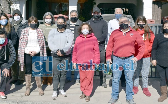 PIDEN INVESTIGACIÓN.- Ellos son sólo una parte de los vecinos de Villa Mediterráneo, quienes denuncian la existencia de un dispensador de combustible a pocos metros de su villa.