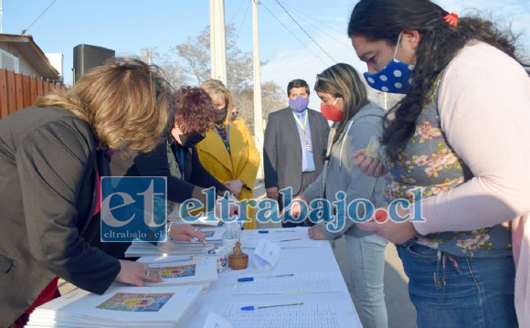 UNA LARGA TRAVESÍA.- Las autoridades dieron acompañamiento a estas familias durante siete años, hasta que este jueves cerraron oficialmente esta historia de esfuerzo y trabajo en equipo.