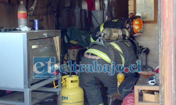 ASEGURANDO EL LUGAR.- Los bomberos extrajeron los gases tóxicos de la vivienda con equipo especial.