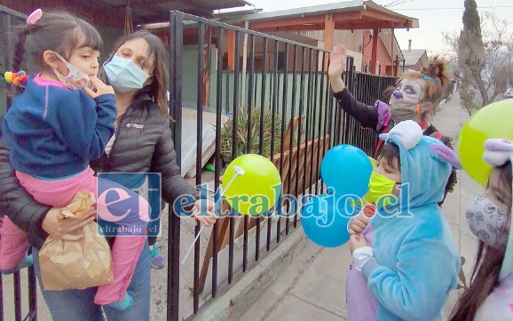 MES DEL NIÑO.- La brigada de payasos visitó casa por casa a los niños de Villa El Señorial con sus regalos y golosinas.