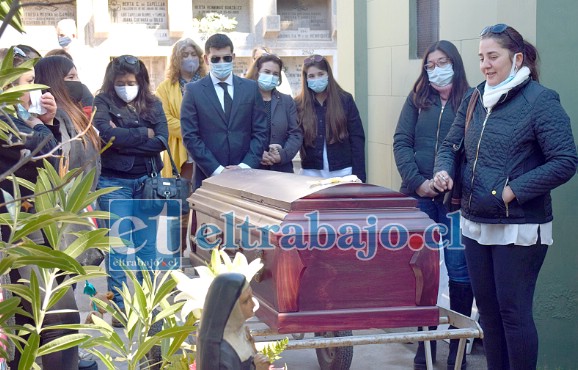 EL PUCHO FINAL.- La hija de Gloria, ‘Coty’ Carrandi se fumó su cigarrito junto al féretro de su madre, recordando las muchas veces que fumaron juntas.