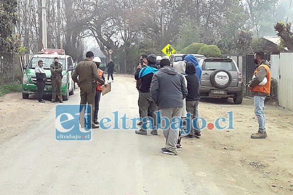 Carabineros conversa con los representantes de los trabajadores despedidos.