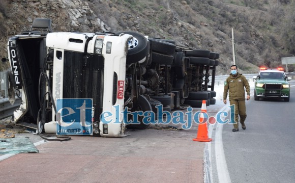 ZONA ASEGURADA.- Carabineros aseguraron la zona e impidieron que este camión volcado generara otros accidentes.