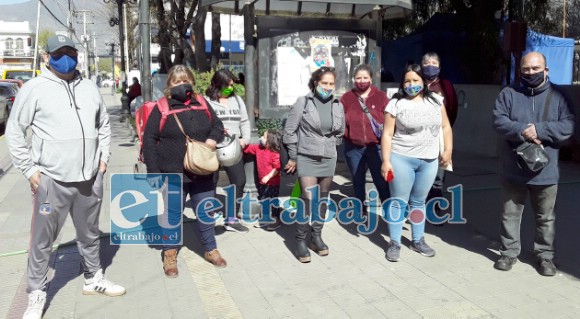 Los extrabajadores de parquímetros en las afueras de la municipalidad tratando de alcanzar una solución al problema.