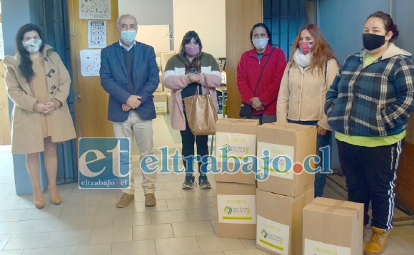 AYUDA PARA APODERADOS.- El alcalde Patricio Freire y la directora Sandra Lucero recibieron las cajas de mercadería en la misma escuela.