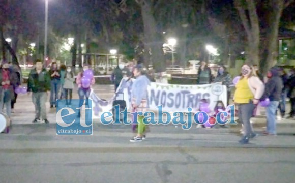 Las personas protestando en la plaza de armas de Santa María.