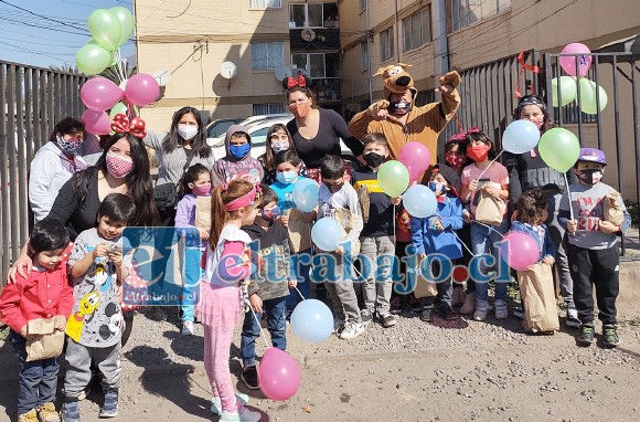 FELICES NUESTROS NIÑOS.- Esta gráfica refleja claramente la alegría que vivieron los niños y vecinos de Departamentos Sargento Aldea en este Día del Niño.