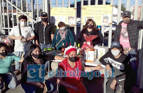 Los amigos de Isabel Marín minutos antes de iniciar el sorteo.