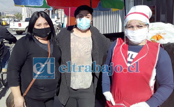 Sus dos amigas, Carla y Johana, organizadoras del sorteo, en la imagen junto al hijo de Isabel Marín.