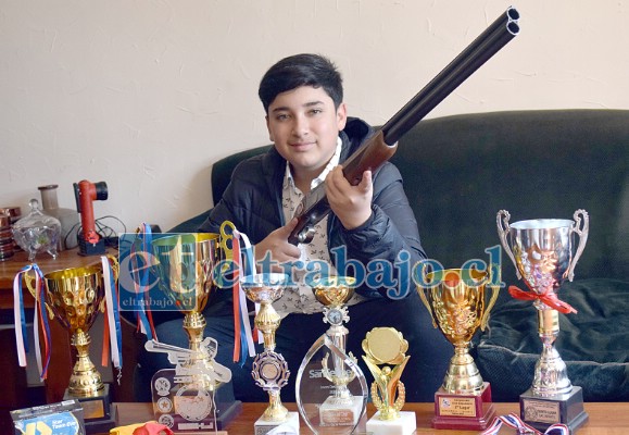 MUCHOS TROFEOS.- En su casa de habitación este joven nos mostró algunos de sus trofeos.