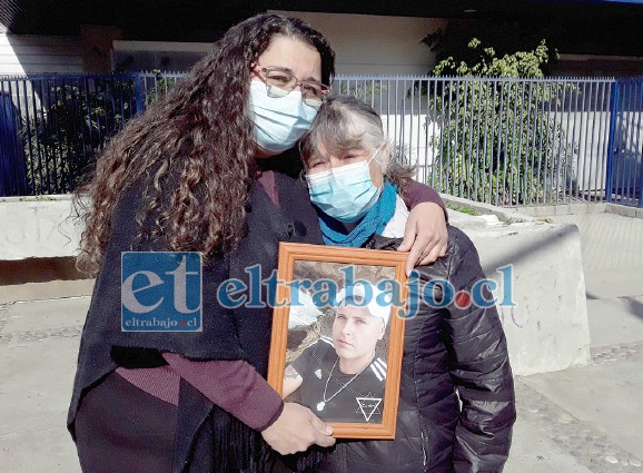 María José y su madre Fresia Soto con la foto de Álvaro, esperando se haga justicia.