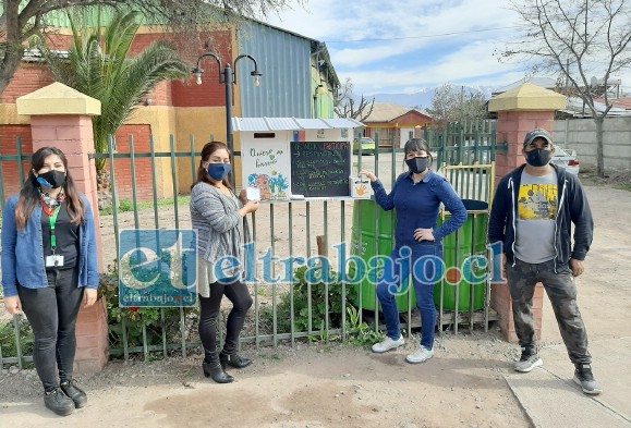 En la imagen el equipo de profesionales a cargo de la ejecución del programa ‘Quiero Mi Barrio’, junto al vecino que confeccionó los buzones y la dirigente Maritza Reinoso.