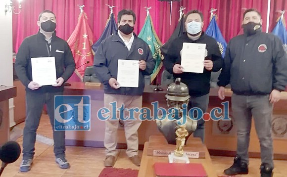 De izquierda a derecha Pedro Cabrera (Radio Contemporánea), David Guajardo (superintendente Bomberos San Felipe), Henry Aravena (Radio Carnaval) y José Estay (Comunicaciones Bomberos San Felipe).