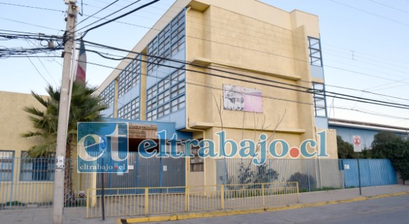 El hecho se registró durante una actividad con alumnos de séptimo básico del Liceo Bicentenario Cordillera, cuando unas 20 personas ajenas al colegio, ingresaron a la sala virtual y comenzaron a ofender a profesores y alumnos además de presentar material pornográfico.