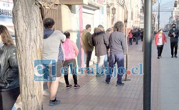 Para muestra un botón: gran cantidad de personas haciendo fila afuera de un banco.