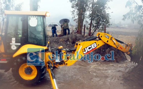 ¿LLOVERÁ ESTA SEMANA?- Hace pocas semanas en la Juan Pablo II hubo que abrir un boquete para que las aguas lluvias salieran del barrio. (Archivo)