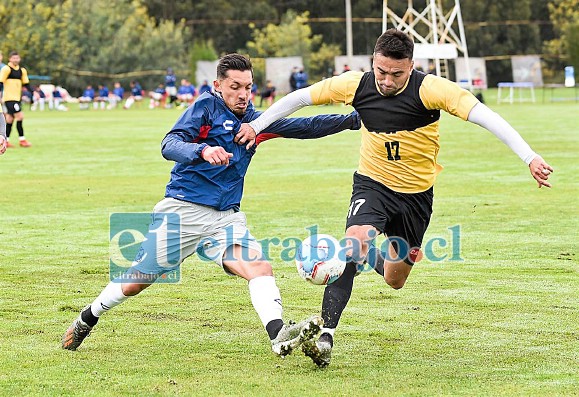 Gonzalo Villegas intenta frenar el avance de un delantero de Everton.